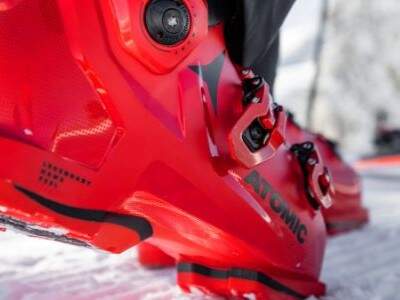 Roter Skischuh