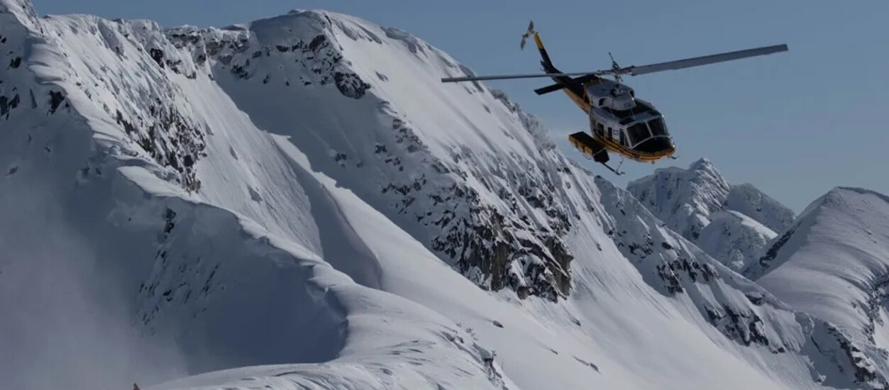 Helikopter in den Bergen.
