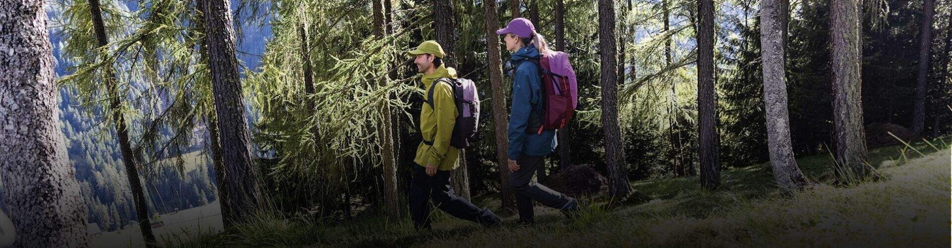 Eine Frau und ein Mann im Wald beim Wandern.