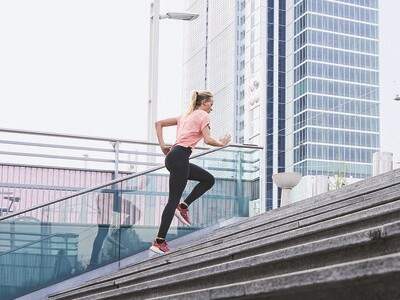 Frau joggt Treppe hoch