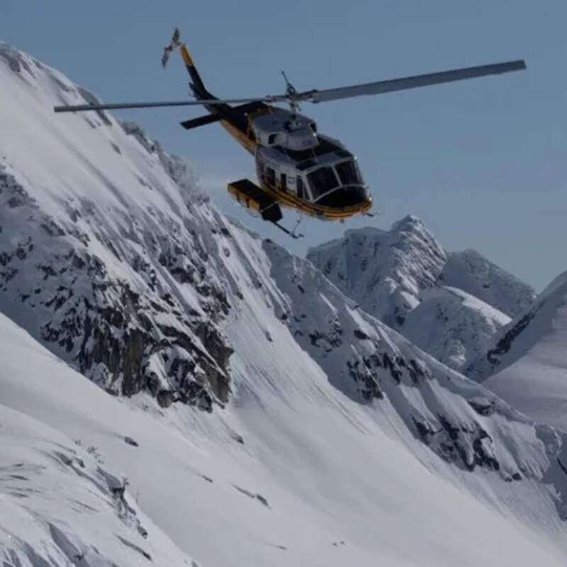Helikopter in den Bergen.