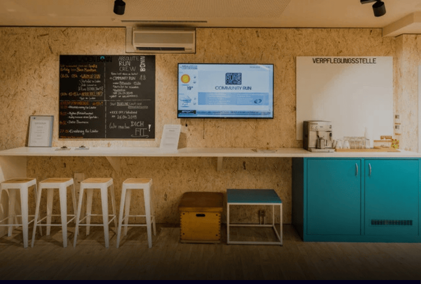 Ein Ecke mit Verpflungsstelle, Monitor und Tafel